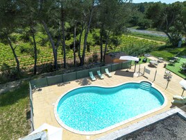 Una piscina al aire libre (de 10:00 a 20:00), sombrillas, tumbonas