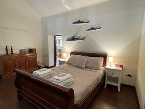 3 chambres, coffres-forts dans les chambres, bureau
