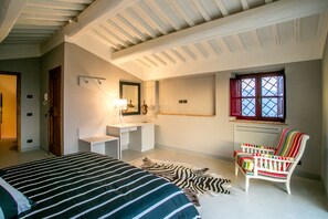 2 quartos, ferros/tábuas de passar roupa, Wi-Fi, roupa de cama