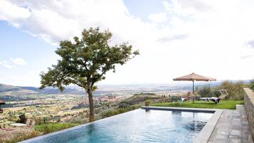 Una piscina a sfioro