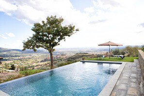 An infinity pool - Private infinity pool providing outstanding views, 2BR with en suite bathrooms  (Castiglion Fiorentino)