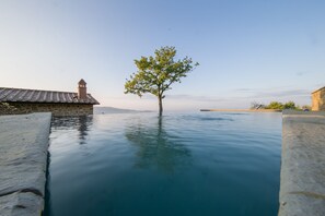 An infinity pool - Private infinity pool providing outstanding views, 2BR with en suite bathrooms  (Castiglion Fiorentino)