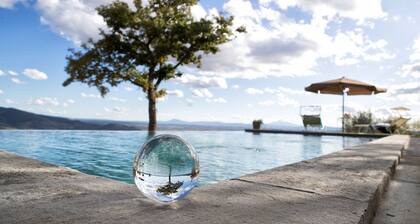 Wunderschöner privater Infinity-Pool, umgeben von einer atemberaubenden Aussicht.