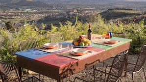 Mesa al aire libre con vistas a un valle y montañas distantes.