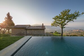 An infinity pool - Private infinity pool providing outstanding views, 2BR with en suite bathrooms  (Castiglion Fiorentino)