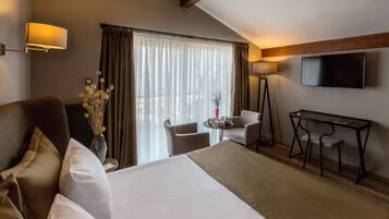 Frigobar, cofres nos quartos, escrivaninha, quartos à prova de som