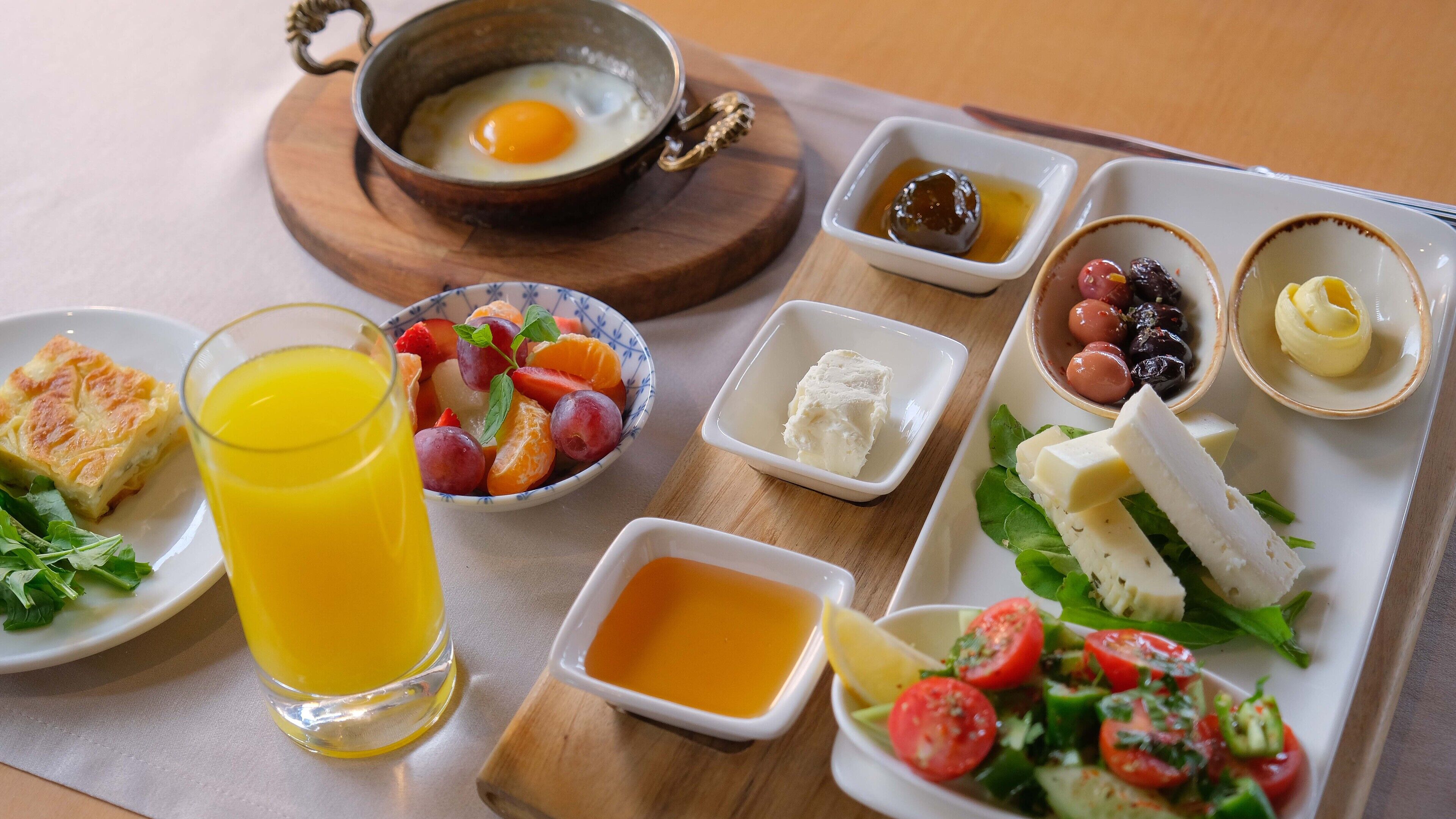 breakfast, lunch and dinner served