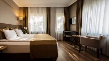 Frigobar, cofres nos quartos, escrivaninha, quartos à prova de som