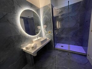 Shower, free toiletries, hair dryer, bidet - Ninfa Hotel (Qualiano)