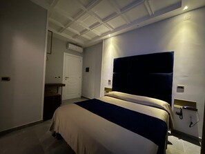 In-room safe, desk, free WiFi