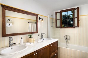 Ensemble baignoire-douche, séchoir à cheveux, serviettes fournies, savon