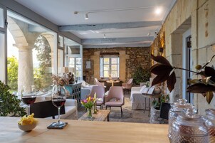 Una televisión de pantalla plana