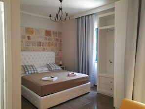 1 habitación, escritorio y espacio para trabajar con laptop 