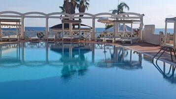 Piscine extérieure (ouverte en saison)