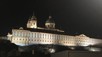 Mặt tiền nơi lưu trú - ban đêm