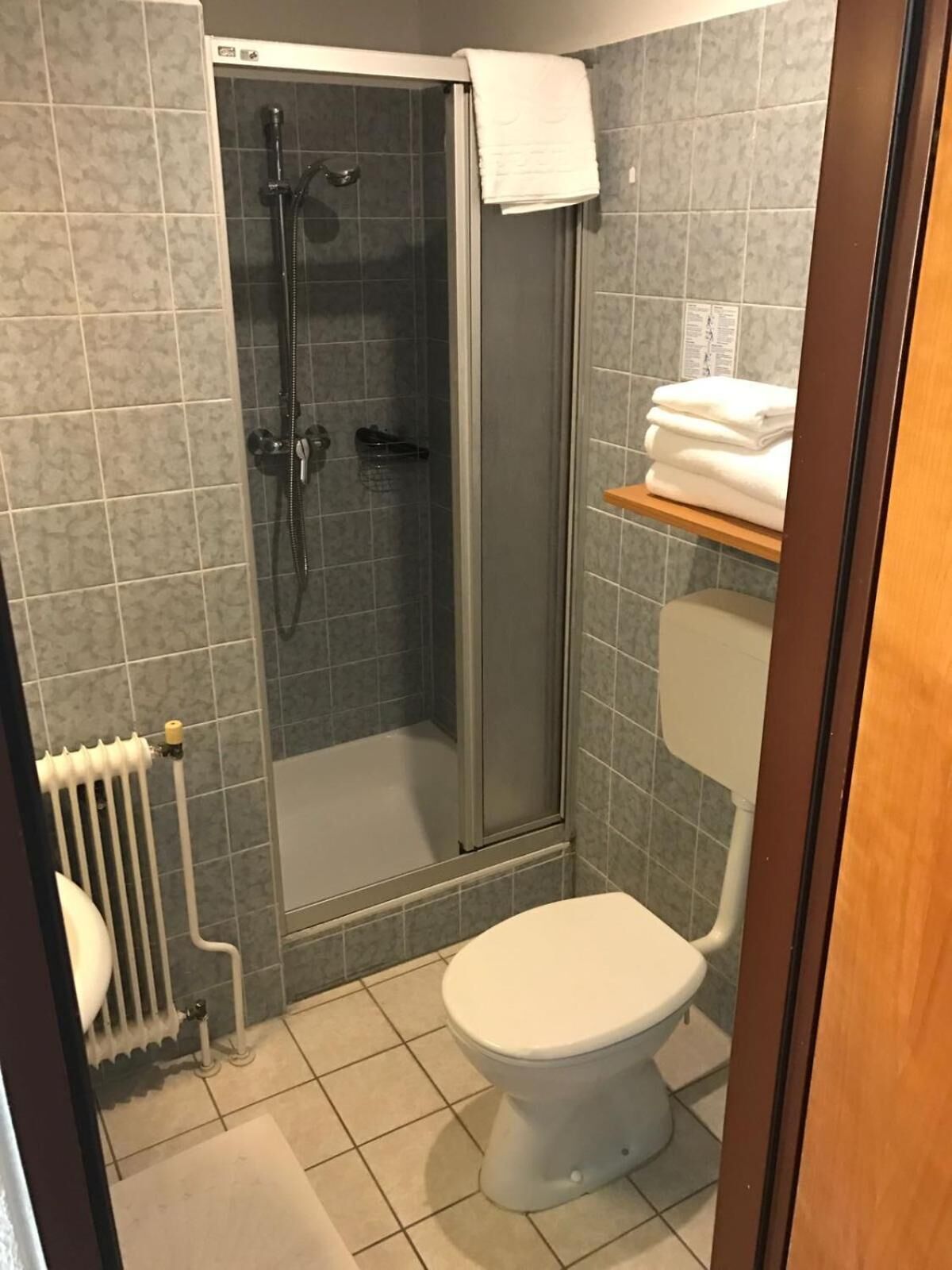 Dusche, kostenlose Toilettenartikel, Handtücher