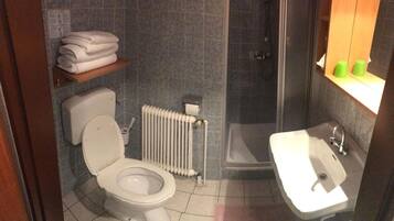 Buồng tắm vòi sen, đồ dùng nhà tắm miễn phí, khăn tắm