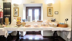 Montaje tipo bufé con diferentes opciones de comida y una estación de café.