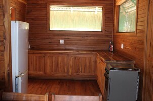 Refrigerador con freezer, microondas, horno, placa de cocina