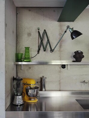 Phục vụ bữa trưa và bữa tối, đặc sản địa phương