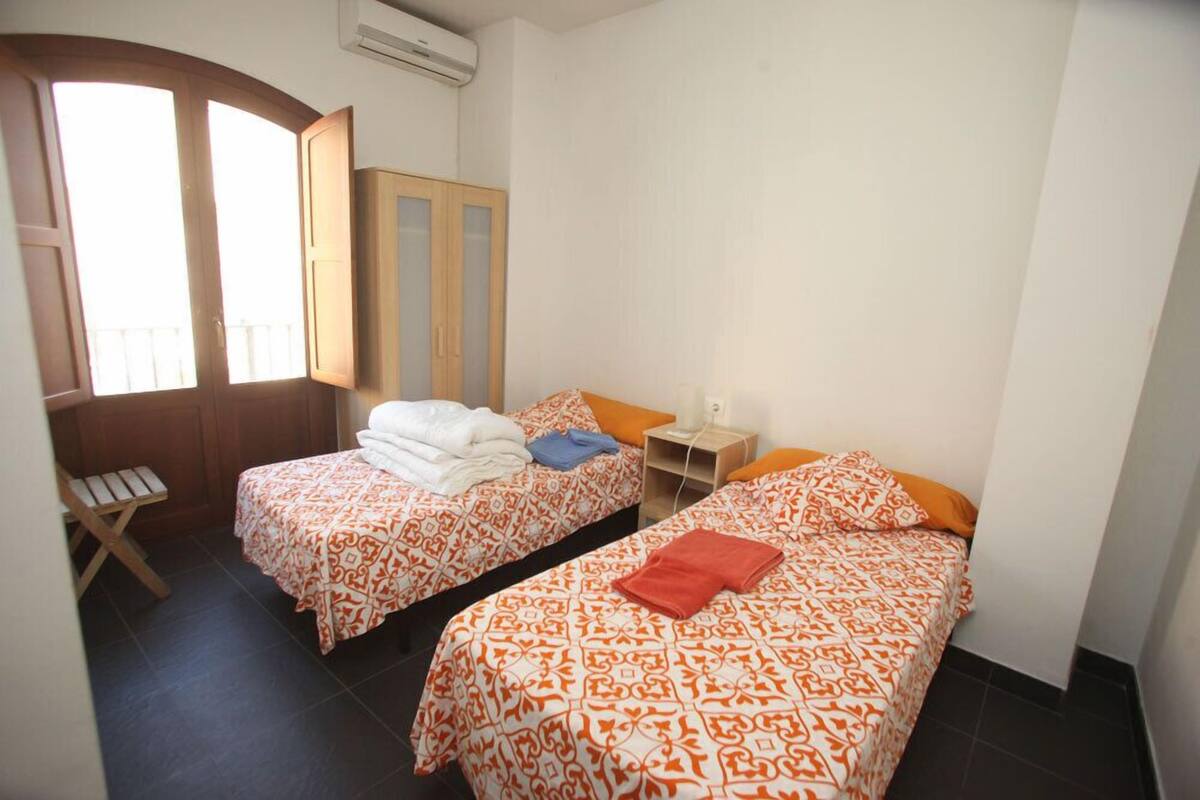 Twin Room, Shared Bathroom | Blackout curtains, free WiFi