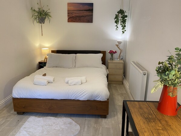1 slaapkamer, een strijkplank/strijkijzer, wifi, beddengoed