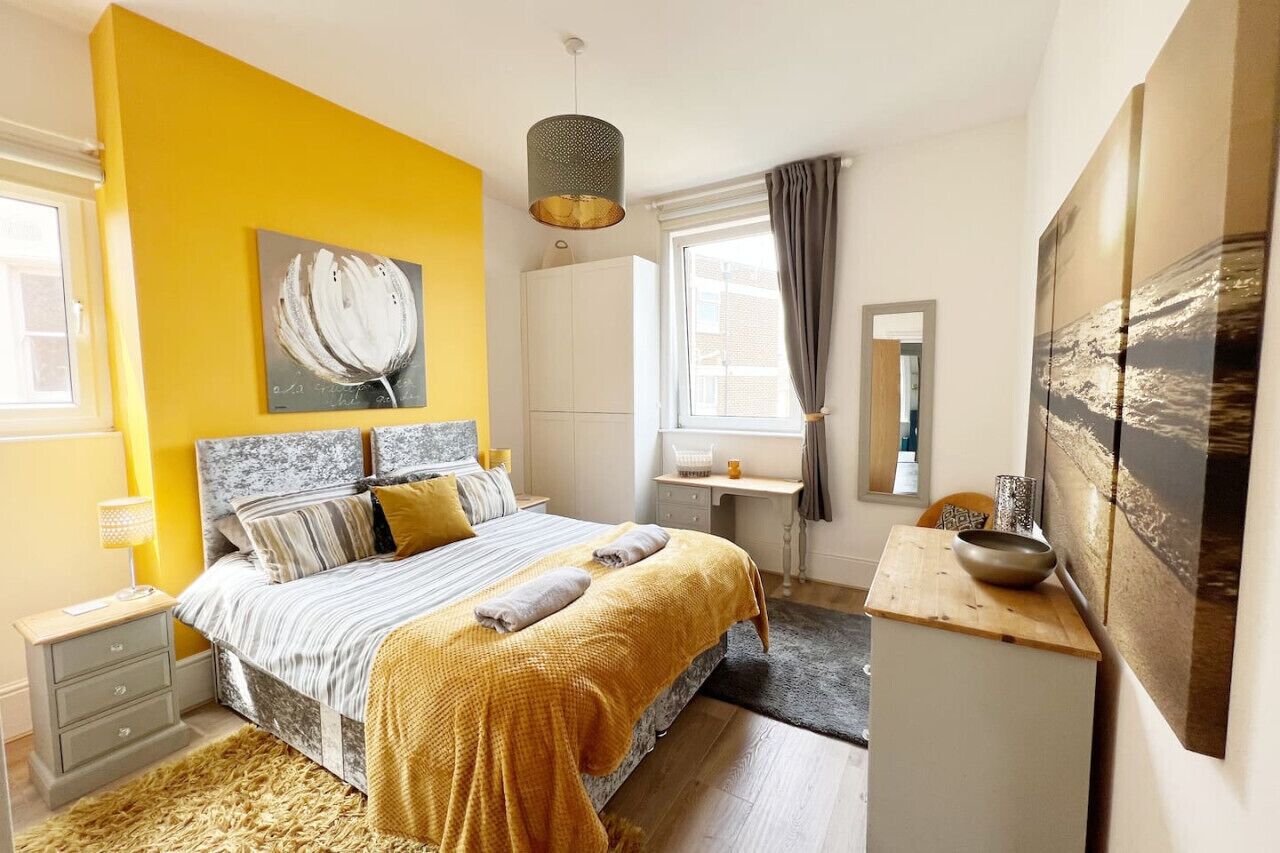 2 Schlafzimmer, Schreibtisch, Bügeleisen/Bügelbrett, Reisekinderbett