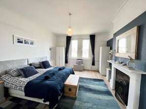 2 slaapkamers, een bureau, een strijkplank/strijkijzer, reisbedje