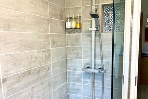Chuveiro/banheira combinados, secador de cabelo, toalhas de banho 