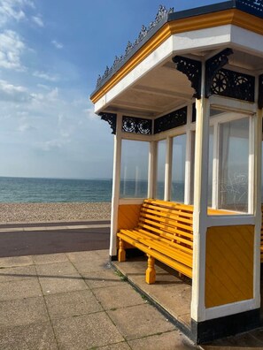 Property grounds - Beach at end of road, private parking, dog welcome (Portsmouth)