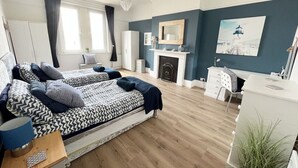 Una camera da letto moderna con un letto, una scrivania e un camino.