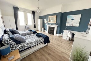 2 bedrooms, desk, iron/ironing board, travel cot - Beach at end of road, private parking, dog welcome (Portsmouth)