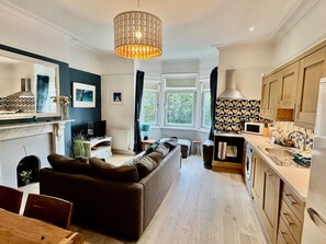 Smart TV, fireplace, books, stereo - Beach at end of road, private parking, dog welcome (Portsmouth)