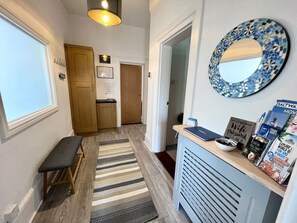 Interior - Beach at end of road, private parking, dog welcome (Portsmouth)