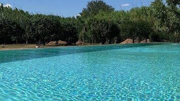 Utomhuspool och uppvärmd pool