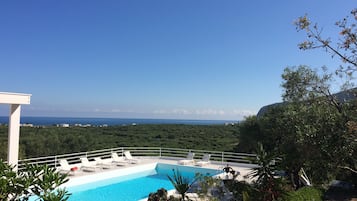 Piscina externa sazonal, guarda-sóis, espreguiçadeiras