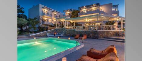 Piscine extérieure (ouverte en saison), parasols de plage