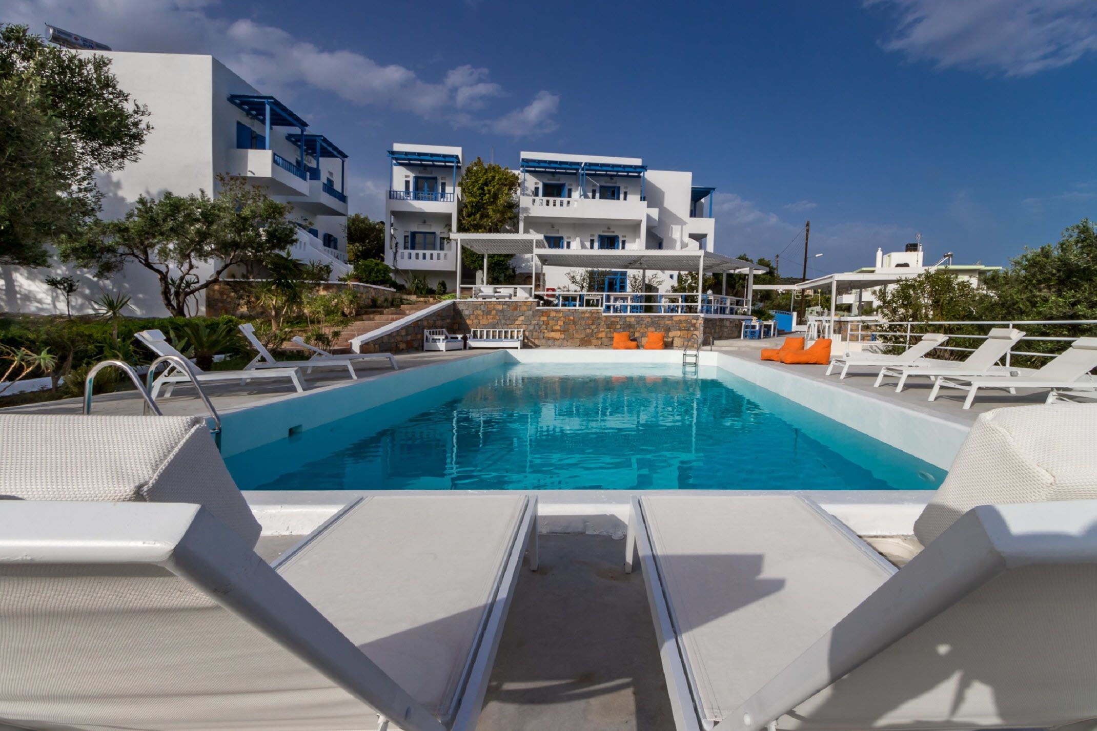 สระว่ายน้ำกลางแจ้งเปิดตามฤดูกาล, ร่มริมสระว่ายน้ำ, เก้าอี้อาบแดดริมสระ