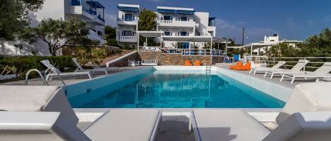 Kauden mukainen ulkouima-allas, aurinkovarjoja, aurinkotuoleja