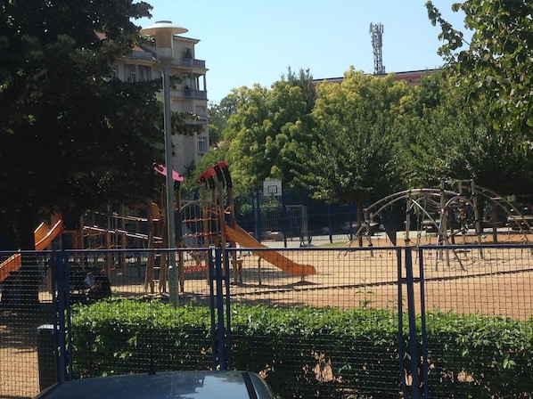 Children’s play area – outdoor