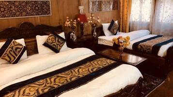 1 Schlafzimmer, hochwertige Bettwaren, Zimmersafe, Schreibtisch