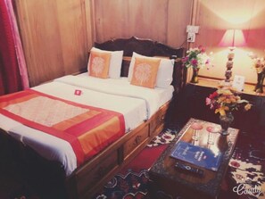Deluxe Double Room | 1 bedroom, premium bedding, in-room safe, desk - Houseboat Lake Thao (Srinagar)