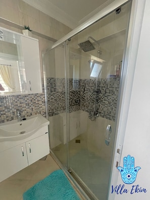 Dusche, Haartrockner, Bidet, Handtücher