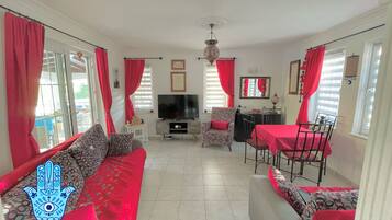 Smart-TV, DVD-Player, Bücher, Videothek