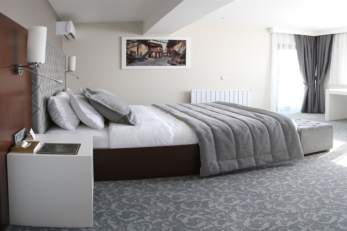 1 slaapkamer, een minibar, een kluis op de kamer, een bureau