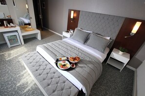 Minibar, in-room safe, desk, blackout curtains - SVEO BUSINESS HOTEL (Ankara)