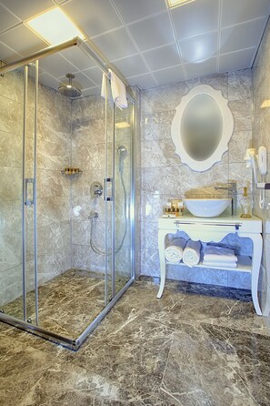 Shower, free toiletries, hair dryer, slippers - SVEO BUSINESS HOTEL (Ankara)