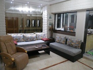 Studio, in toren | Woonkamer | Flatscreentelevisie