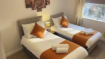 3 bedrooms, iron/ironing board, travel cot, Internet
