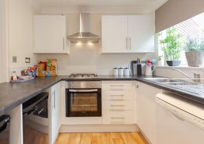 Fridge, microwave, oven, stovetop - Fabulous with 4 Beds, Town house, sleeps 6, 5 mins from Bracknell Town & Station (Bracknell)